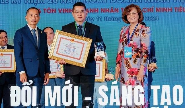 CÔNG TY PHÚ LONG VÀ TỔNG GIÁM ĐỐC NGUYỄN VŨ ANH TÚ VINH DỰ ĐÓN NHẬN DANH HIỆU: DOANH NGHIỆP, DOANH NHÂN TP.HCM TIÊU BIỂU 2024