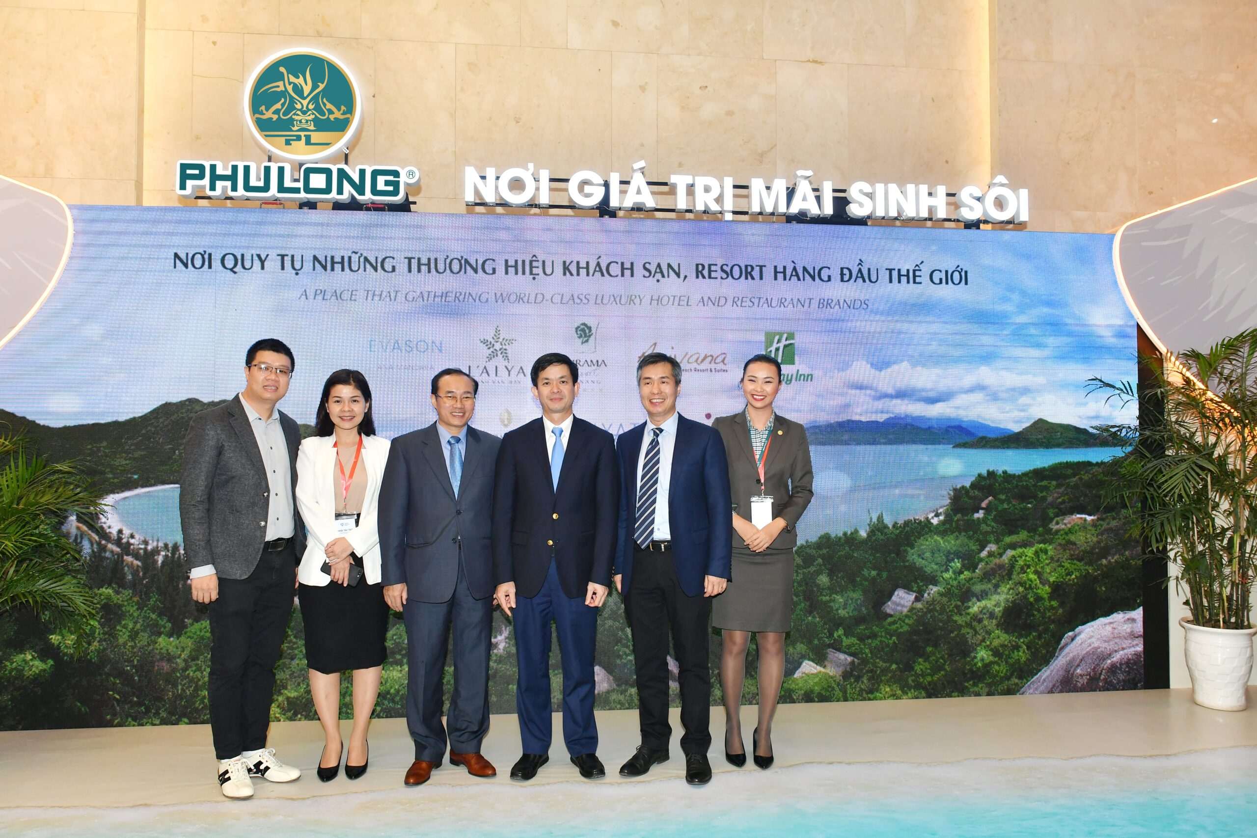 hinh20220-20lanh20dao20cao20cao20tham20gian20hang20phu20long-min